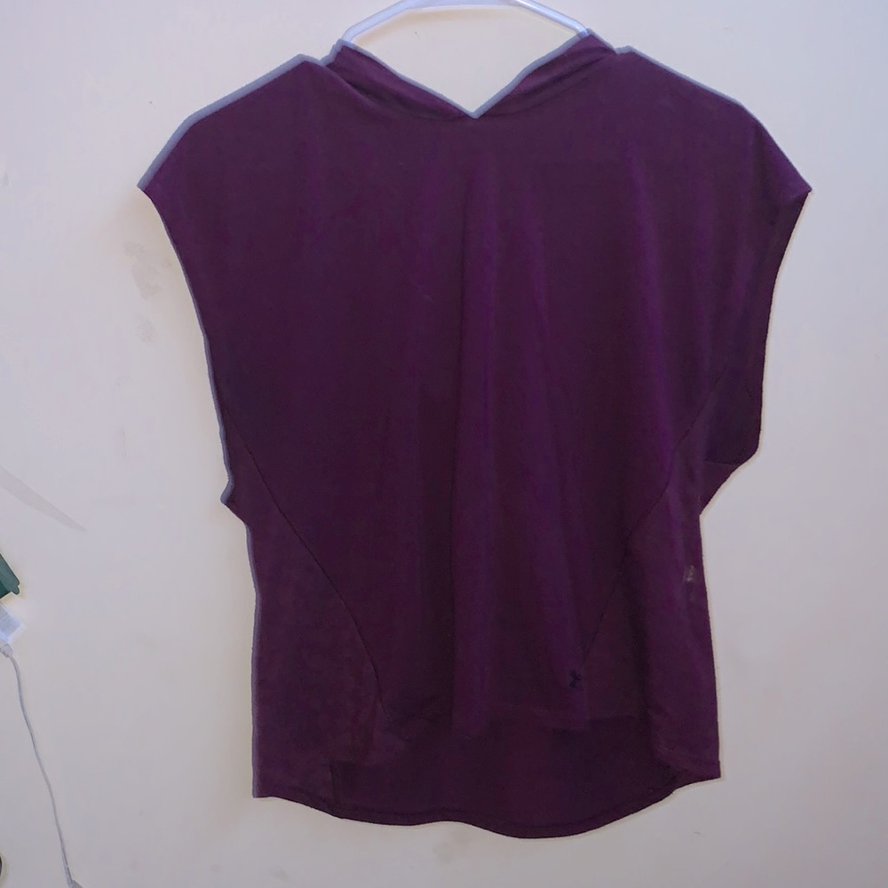 Under armour cut off sleeve tank, cropped